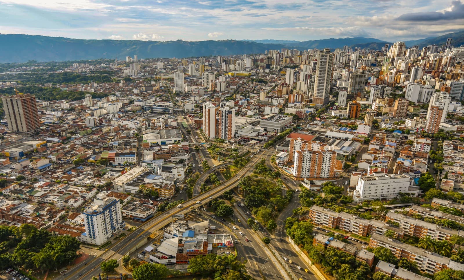 Vista aérea panorámica de Bucaramanga con las montañas de Santander