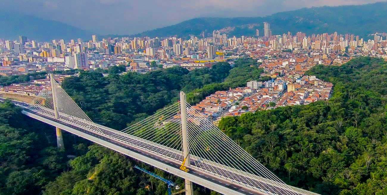 Puente atirantado de Bucaramanga con el skyline de la ciudad