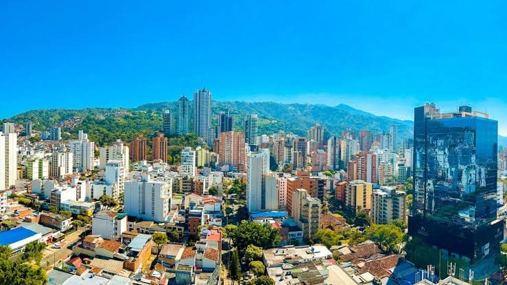 Skyline de Bucaramanga bajo cielo azul despejado