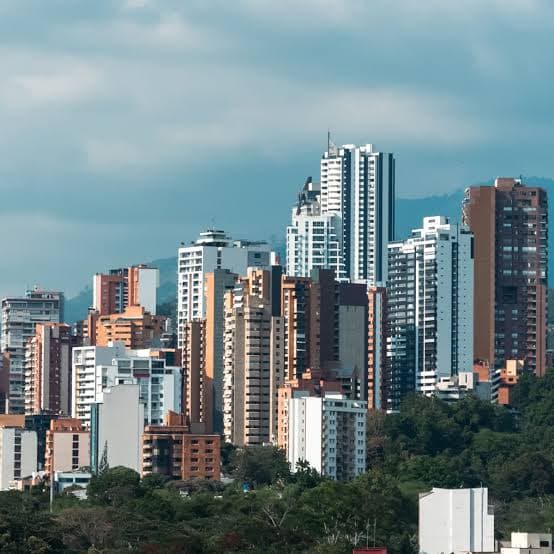 Vista lateral del skyline moderno de Bucaramanga